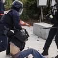 Protesti u Francuskoj – srednjoškolci pozivaju na "četvrti čin", policija odustaje od šok-bombi