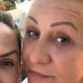 Nikolija i Vesna Zmijanac napustile Srbiju Majka i ćerka baš znaju da uživaju! Pevačica u običnoj majici i džemperu, na licu…
