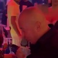 Đani napravio lom na Bata Laki partiju! Zaplesao sa atraktivnom crnkom: Ona ga hipnotisala bujnim dekolteom