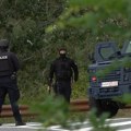 Oklopna vozila i do zuba naoružani specijalci kod Banjske: Kurtijeva policija pretresa srpska vozila (video)