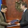 Šef delegacije EU u Srbiji predao premijerki Izveštaj EK, Brnabić: "Ne postoji oblast u kojoj smo nazadovali"