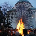 Predivan prizor ispred Hrama Svetog Save: Brojni vernici paljenjem badnjaka obeležili Badnje veče