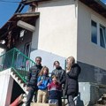 Kancelarija za KiM pomoći će porodici Stojanović da sanira štetu od požara: Sedmoro dece ostalo na ulici
