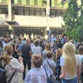 Protest zbog napada na nastavnicu u OŠ "Jovan Dučić": Škole moraju da budu bezbedno mesto za sve (VIDEO)
