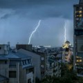 Smrklo se nad Beogradom, pucaju gromovi: Pljušti i seva nad prestonicom