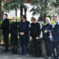 (Foto) Danijela Karić sa crnom mašnom na glavi, naočare ne skida: Hafina ćerka utučena prima saučešće: Muž se ne…