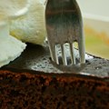 “Smućkaj pa prospi” i dobićeš kolač koji obara sa nogu! Ovo je najlakši čokoladni desert koji ćete ikada napraviti