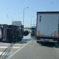 (Foto) prevrnuo se kamion sa cisternom: Saobraćaj zaustavljen na auto-putu kod Subotice, vatrogasci na licu mesta