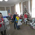 Leskovački mališani dobili novogodišnje paketiće od Crvenog krsta i grada