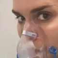 "Ostala skroz bez glasa, infekcija se spustila" Pevačica na inhalatoru: Doktori i medicinske sestre hitno reagovali (foto)
