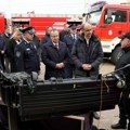 Dačić zajedno sa Macutom uručio ključeve pet novih vatrogasno-spasilačkih vozila