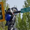 (Video) Scena kao iz akcionog filma: Motor se velikom brzinom zakucao u BMW, a onda odleteo na semafor i ostao da visi