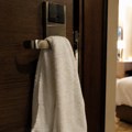 Čačanin sa prijateljem i dve prijateljice proveo noć u beogradskom hotelu, žena sprovela "istragu", sad on tuži hotel jer su…