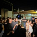 (Video) Fanovi joj ne daju da ide kući: Cecu nakon koncerta publika opkolila, preko pola sata se slikala sa svima
