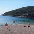 Cisterna ispustila fekalije u more pored kupača: Horor scena na poznatom kupalištu (foto)