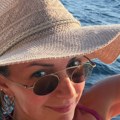 "Ne vidim svrhu u deljenju ovakvih slika, ali 'ajde" Pevačica rodila četvoro dece i posvetila se porodici, pa podelila fotke…