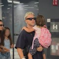 Relja Popović sačekao Nikoliju i ćerke na aerodromu Rea i Hana potrčale ocu u zagrljaj čim su ga videle: Evo koliko su…