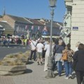 Dirljiva slika stiže iz Novog Sada: Satima čekaju i uglas pevaju, a na kraju su imali i poruku za vlast koja im se neće…