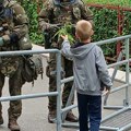 Zvečan: Dečak vojnicima KFOR-a poklanjao venčiće povodom Svete Trojice