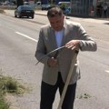 Dodik kosio travu pored puta: Ovo je poslednji put da radim tuđi posao (VIDEO)