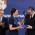 Vučić se oduševio kad je video poklon srpskih odbojkašica: "Ovo je najslađe što sam dobio iz Brisela"