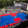 Stoj pravo, pričaj malo, igraj košarku – u OŠ „Vuk Karadžić” obnovljen teren u čast legendarnog nastavnika…