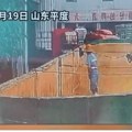 Nezapamćeni skandal: Radnik pivare u Kini snimljen kako mokri po sirovinama, javnost traži kaznu: "Izvedite ga pred sud!"