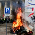 Haos u Poljskoj: Nezadovoljni poljoprivrednici gađali jajima kancelariju Evropske komisije (foto)