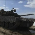 Rad posada na modernizovanim T-80: Ruski tenk T-80BVM uništava položaje ukrajinskih jedinica (video)