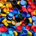 Plastika jarkih boja brže zagađuje okolinu: Nova studija pokazuje zašto