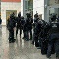 Policija opkolila zgradu punu đaka: Dramatične scene u Nemačkoj, roditelji zabrinuti