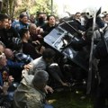 Glasni gnev i tiho tugovanje u Novom Sadu: Sevnuli su pandurski pendreci i prskanje biber sprejom