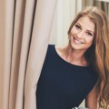Pokazala mužu haljinu koju je izabrala za godišnjicu braka, on ovako reagovao Sada joj sve žene zavide