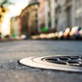 Retko kad o tome mislimo, a opasno je: Evo šta se događa kada auto naleti na labav poklopac šahta na putu