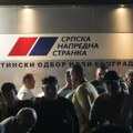Radio Slobodna Evropa istražuje: Lica sa kriminalnim dosijeima u odbrani prostorija naprednjaka u Srbiji