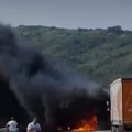 Gori prikolica kamiona na auto-putu (video)