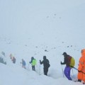 Više od 200 planinara odsečeno u snežnoj oluji na Mont Everestu