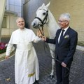 Neobičan poklon Papa Lav dobio belog konja