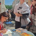 Novosadskoj književnici Gradska biblioteka naprasno otkazala gostovanje, ona ispred obeležila Svetski dan knjige