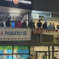 VIDEO Tenzije na Trgu u Užicu: Policija sprečava studente i građane da razviju transparent "Studenti pobeđuju"