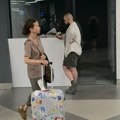Prirodna lepota je uvek u modi! Uslikali smo poznatu voditeljku (57) bez trunke šminke na aerodromu: Vuče kofer, puna…