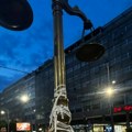 Grupa odbornika ZLF izlepila trakom tek postavljenu skulpturu na Terazijama: sve snimili i okačili na mreže