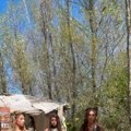 Šokantne scene repera sa šest atrakivnih devojka: Završio u loncu usred šume, svi su gledali šta se dešava