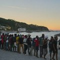 Španska policija rasteruje migrante sa plaža u Seuti u privremeni smeštaj