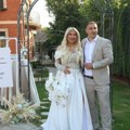 Seku mladenačku tortu uz "Marširala kralja Petra garda" Dea Đurđević i muž sa svatovima u transu: Vatromet i prirodno cveće u…