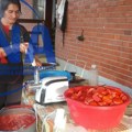 Ručno samelje i do 2.000 kilograma paradajza i sve se proda: Biljana iz Topole je žena zmaj i kaže - posla na selu ima od…