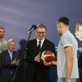 Kapiten Bogdanović poklonio loptu predsedniku Vučiću: Samo mi znamo kroz šta smo prošli, bila mi je čast (video)