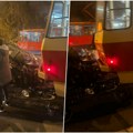 Auto se zakucao u tramvaj, ženu vozača izvlačili lekari Žestok sudar u Bulevaru kralja Aleksandra, vozilo smrskano