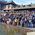 Jana (14) prva doplivala za Časni krst Hladno Zlatarsko jezero nije nikakva prepreka za ponos Srbije (foto)