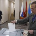 Glasao i Medvedev: Na biračko mesto došao u pratnji svoje supruge (video)